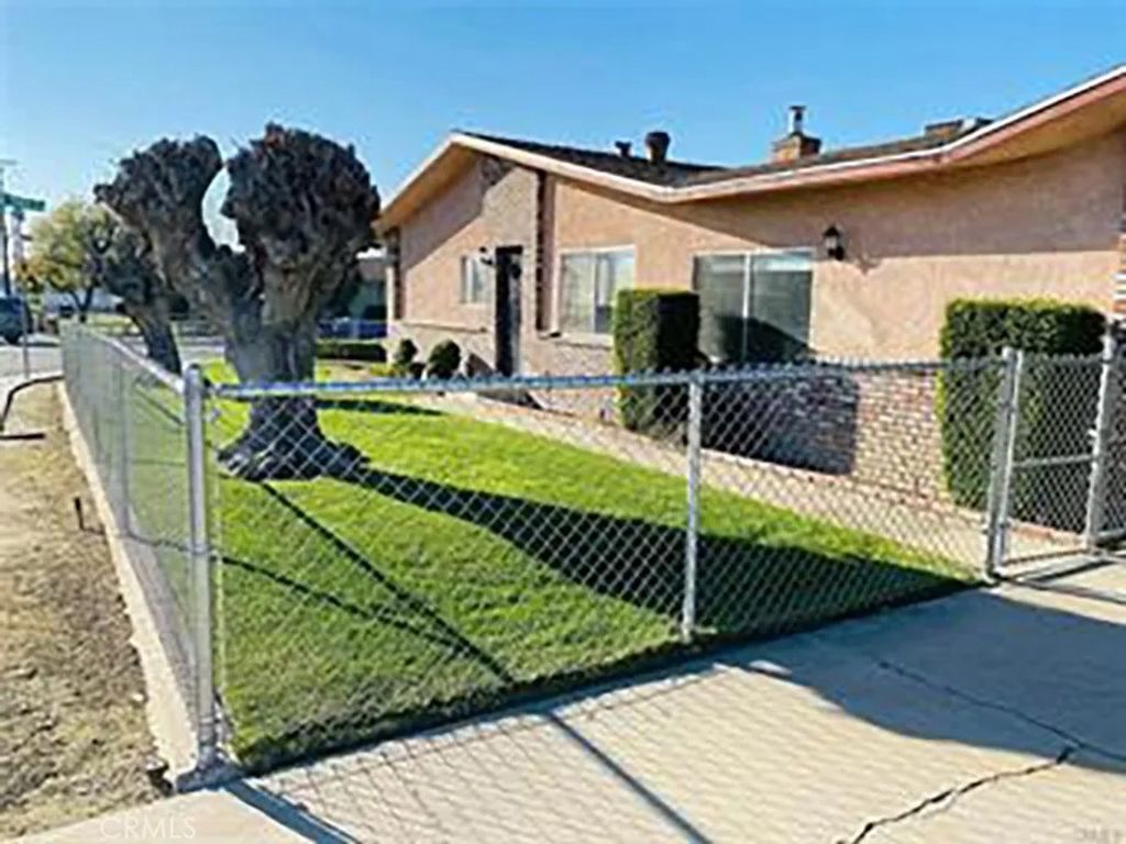 Photo of 714 El Toro Dr, Bakersfield, CA 93304 (MLS # OC25247084)