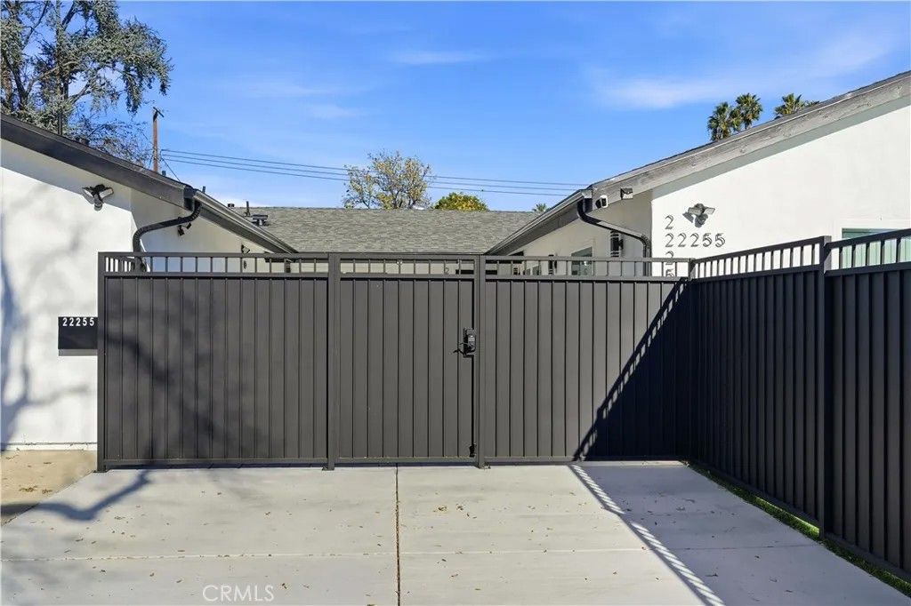 Photo of 22255 Wyandotte, Canoga Park, CA 91303 (MLS # SR25273980)