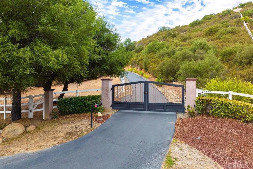 Photo of 40860 Calle Bandido, Murrieta, CA 92562 (MLS # SW25184211)
