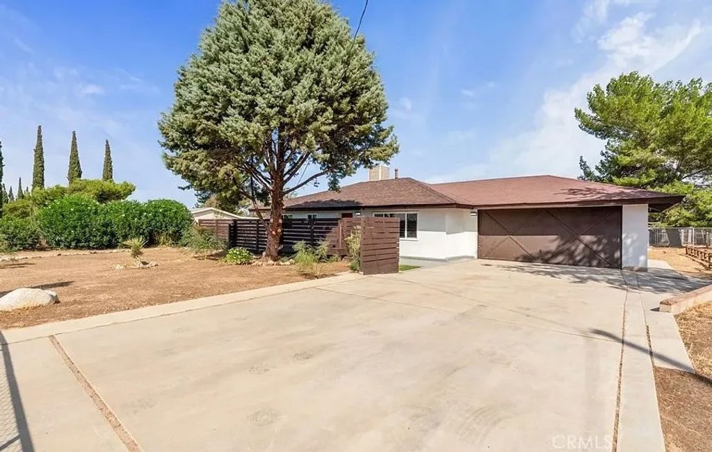Photo of 9925 Redwood Ave, Hesperia, CA 92345 (MLS # CV26077536)