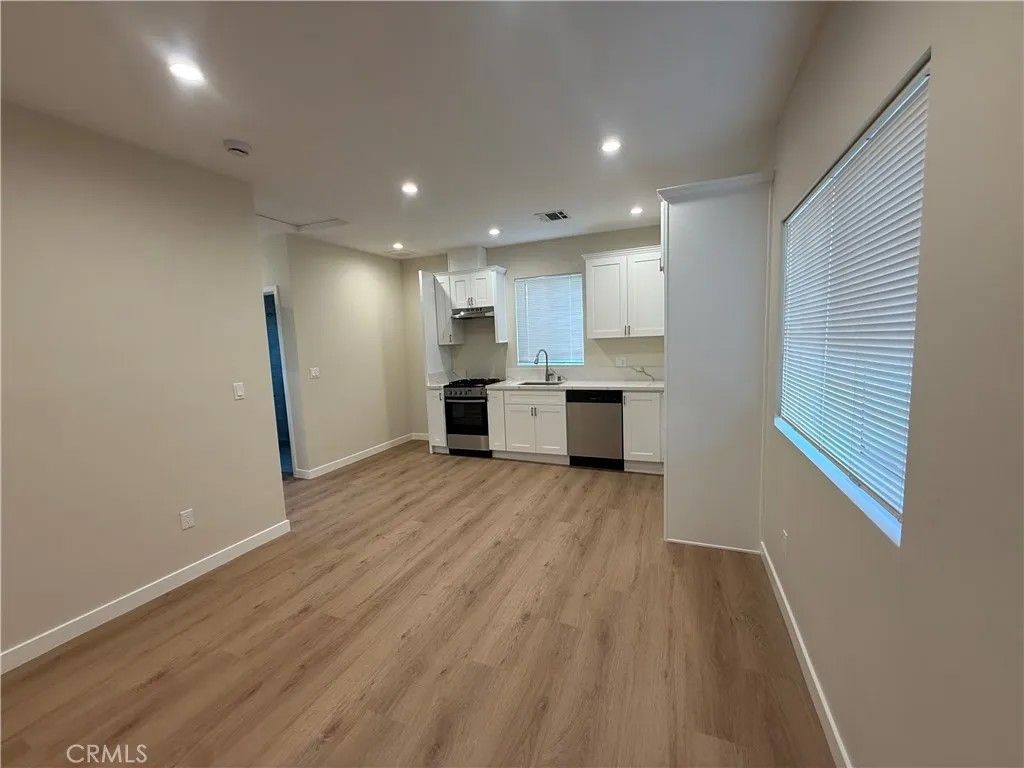 Photo of 8412 Etiwanda Avenue, Northridge, CA 91325 (MLS # SR26006596)