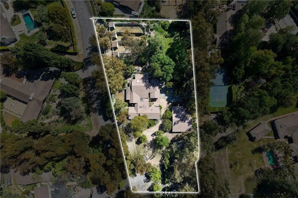 Photo of 14 Johns Canyon Road, Rolling Hills, CA 90274 (MLS # SB26088047)