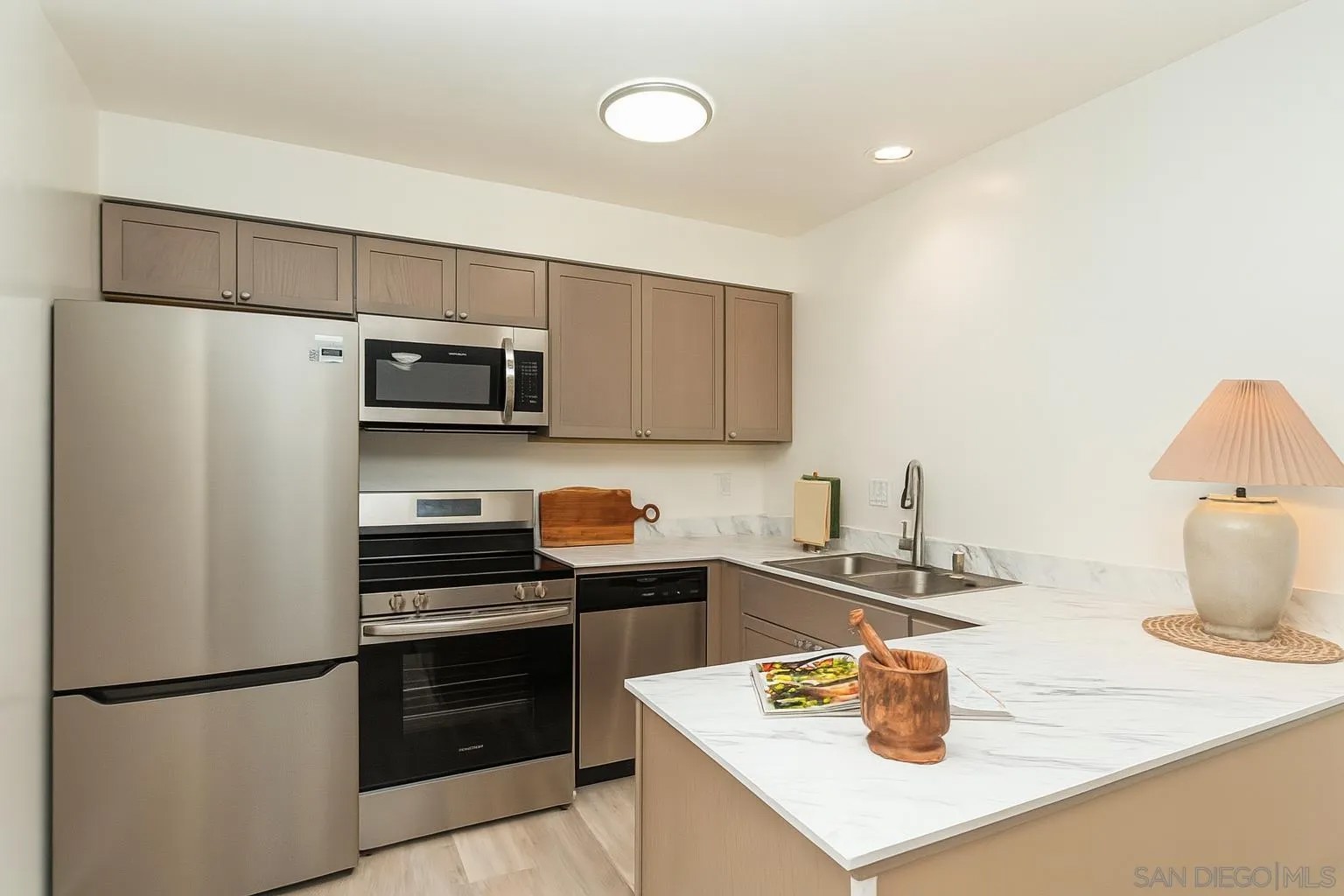 4032 Valeta St 319