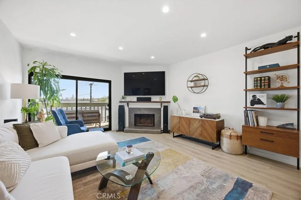 215 W Palm Avenue 301