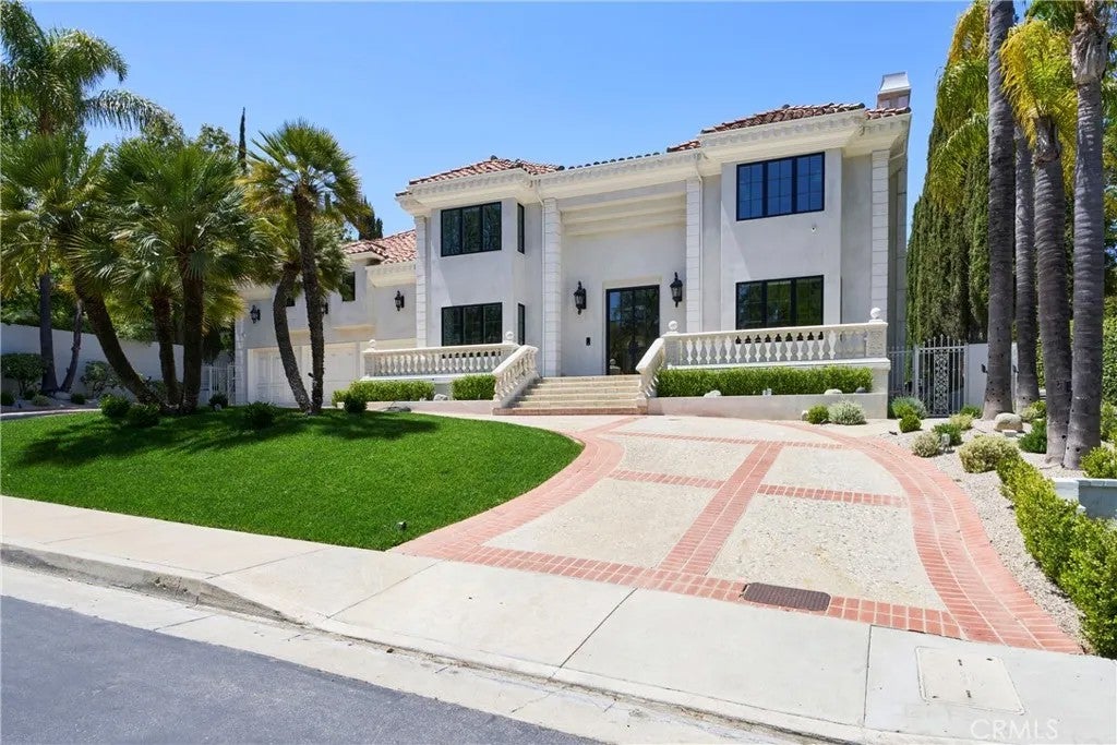 Photo of 4427 Westchester DR, Woodland Hills, CA 91364 (MLS # SR26124966)