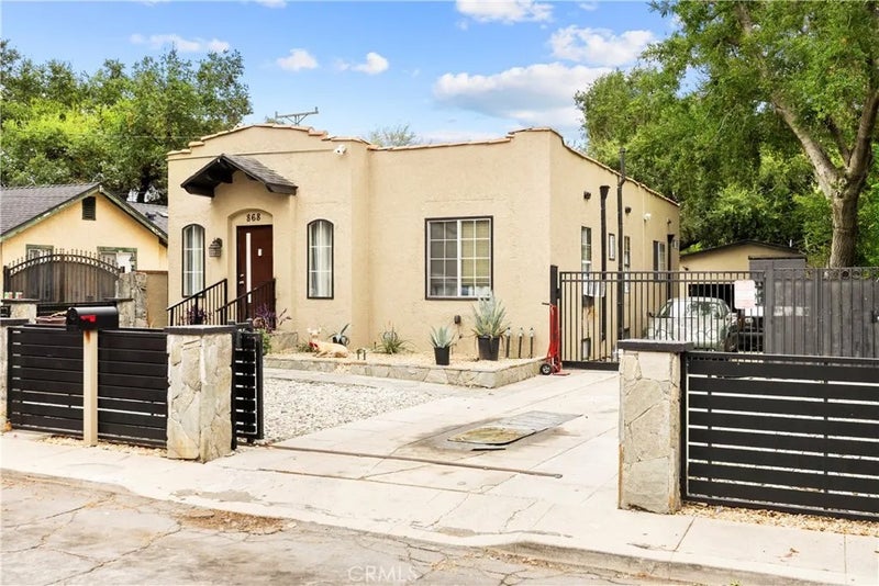 868 W Calaveras