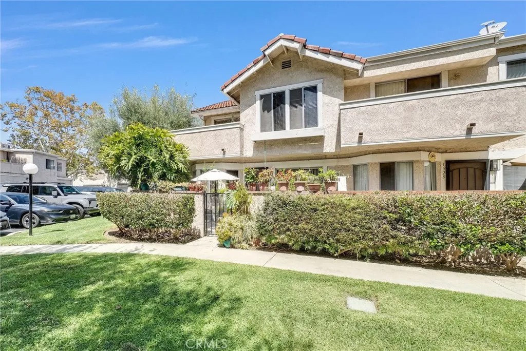 1530 Elkwood