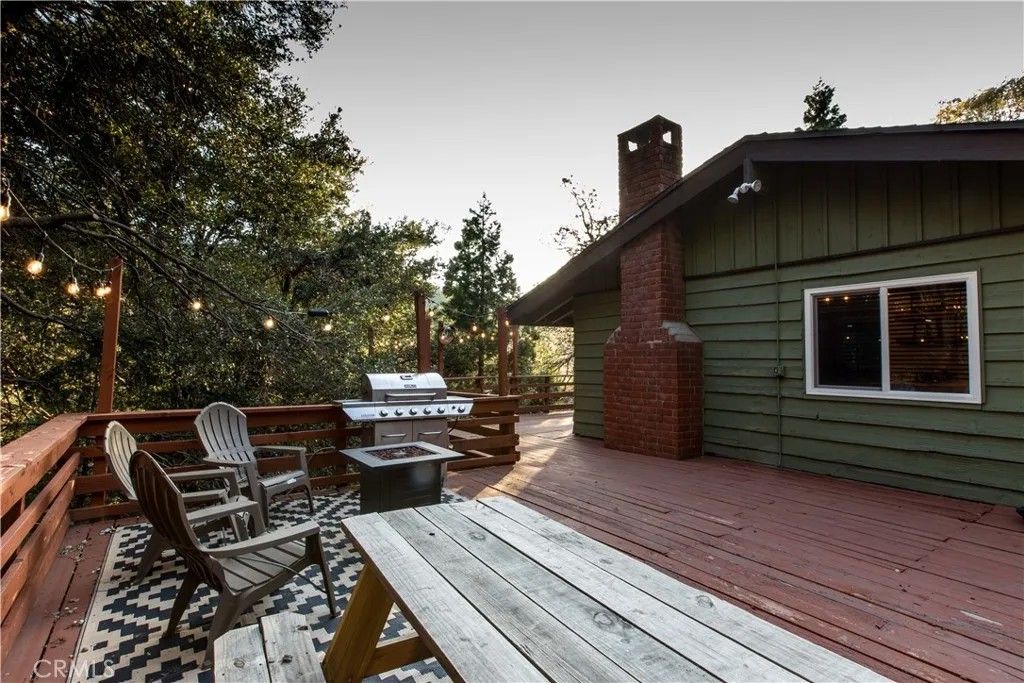 Photo of 862 Berne Dr, Crestline, CA 92325 (MLS # CV26055054)