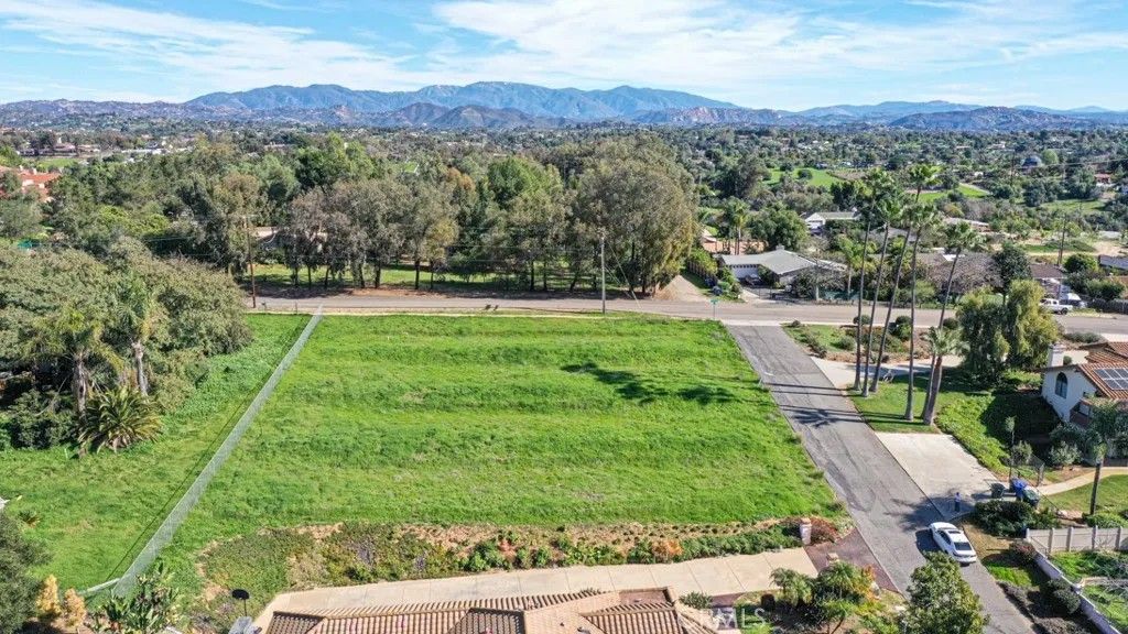 Photo of 1086 Snow Creek, Fallbrook, CA 92028 (MLS # OC25280558)