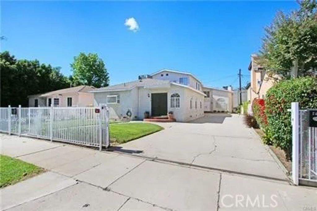 Photo of 14349 Tiara Street, Sherman Oaks, CA 91401 (MLS # SR26049846)