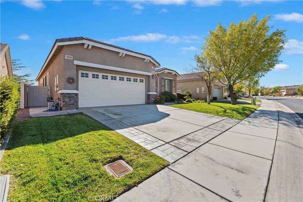 Photo of 10509 Lanigan Rd, Apple Valley, CA 92308 (MLS # IV26033939)