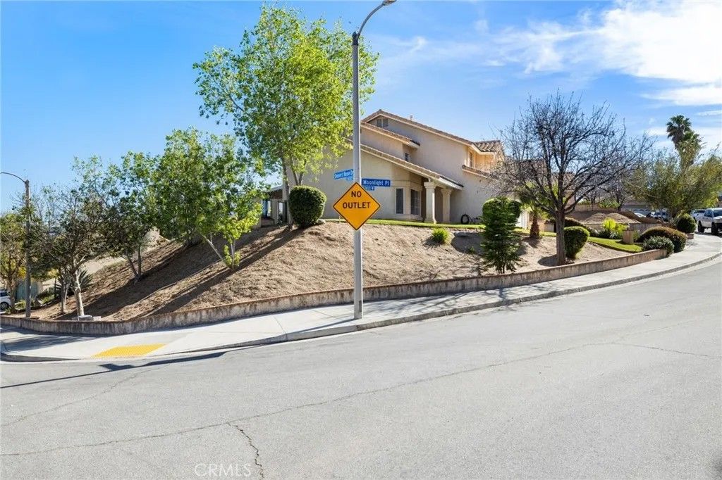 Photo of 27606 Moonlight Place, Castaic, CA 91384 (MLS # SR26053583)