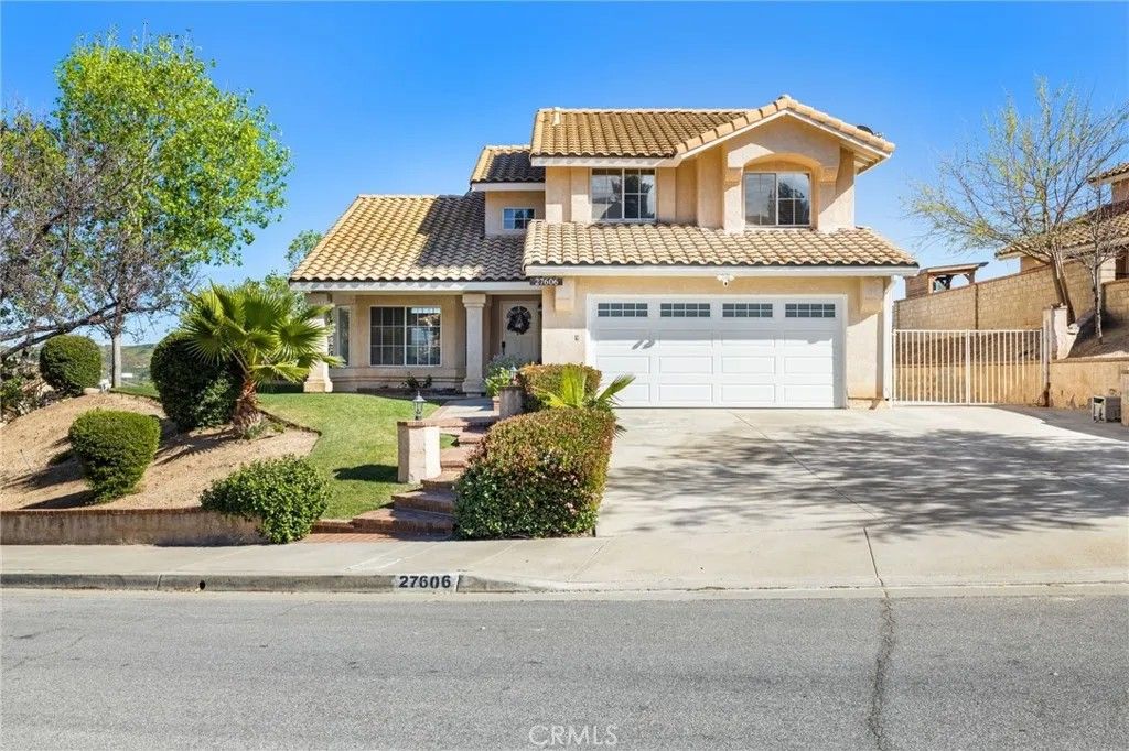 Photo of 27606 Moonlight Place, Castaic, CA 91384 (MLS # SR26053583)