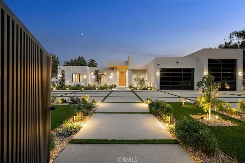 Photo of 22924 Erwin Street, Woodland Hills, CA 91367 (MLS # SR26091703)