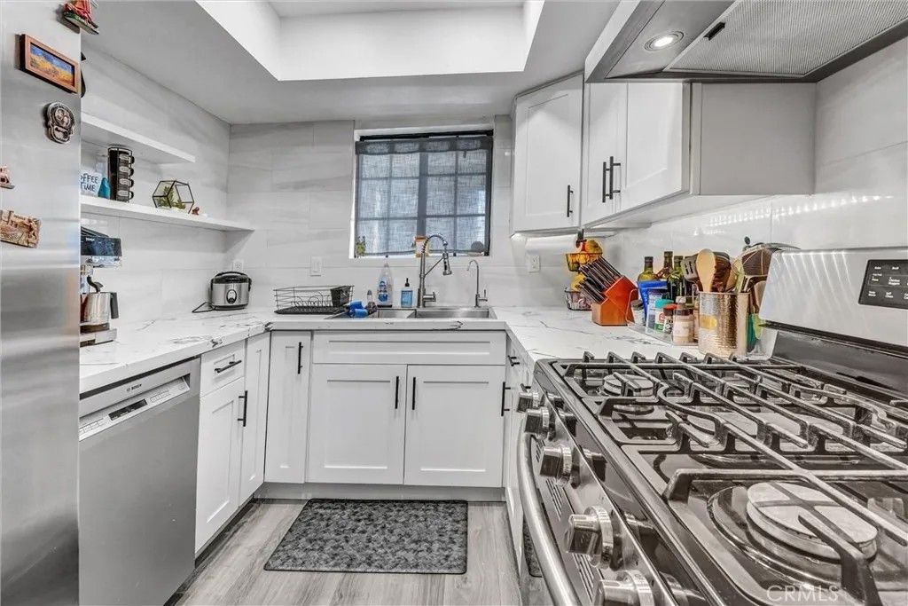 Photo of 6545 Reseda Boulevard #6, Reseda, CA 91335 (MLS # SR26064490)