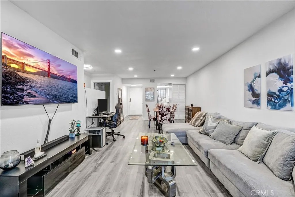 6545 Reseda Boulevard 6