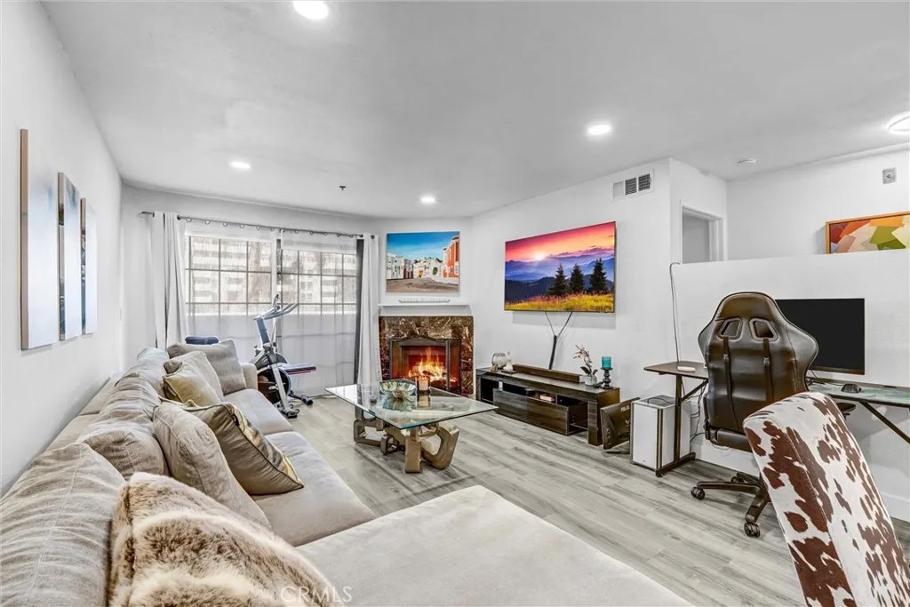 6545 Reseda Boulevard 6