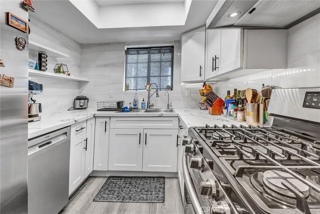 6545 Reseda Boulevard 6