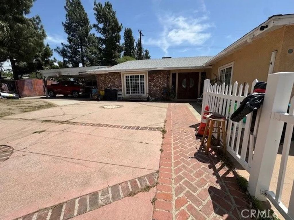 Photo of 12112 Hoyt Street, Sylmar, CA 91342 (MLS # SR26085938)