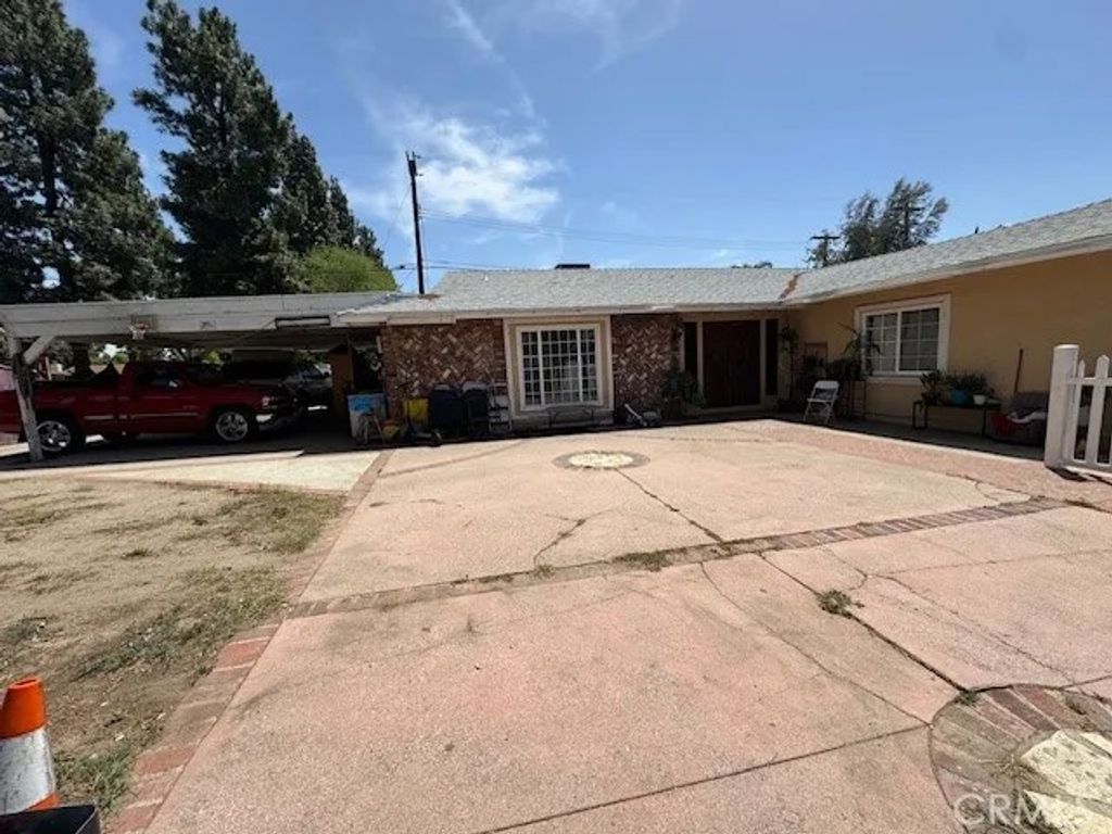 Photo of 12112 Hoyt Street, Sylmar, CA 91342 (MLS # SR26085938)