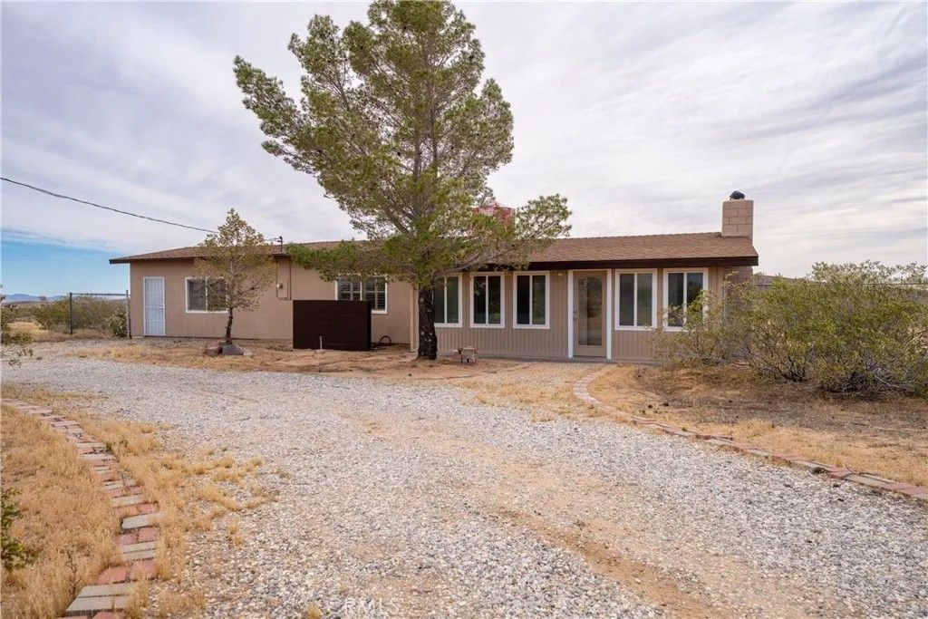 Photo of 1325 Luna Mesa Road, Yucca Valley, CA 92284 (MLS # SW26083812)