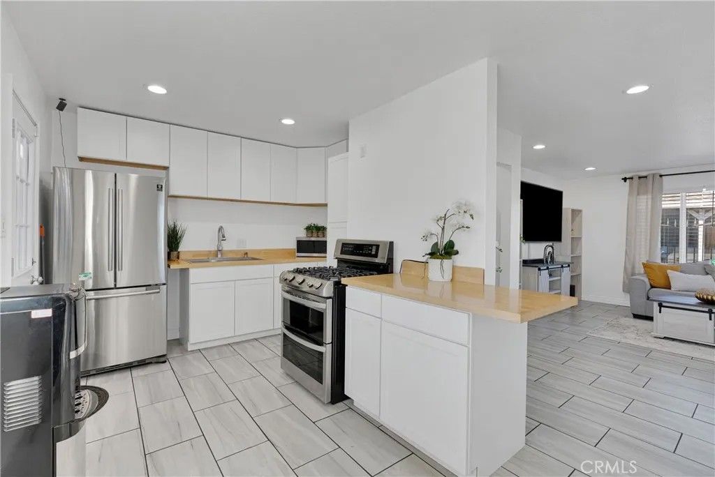 Photo of 44347 Stanridge Avenue, Lancaster, CA 93535 (MLS # SR25250710)