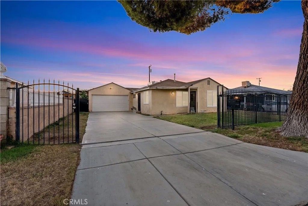 Photo of 44347 Stanridge Avenue, Lancaster, CA 93535 (MLS # SR25250710)