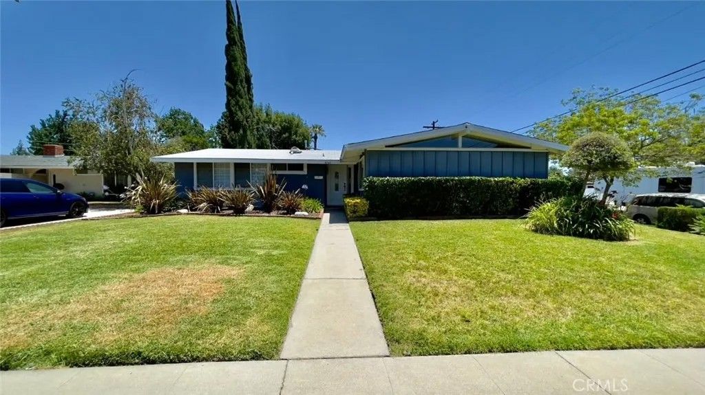 Photo of 8742 Quakertown Avenue, Northridge, CA 91324 (MLS # SR26058939)