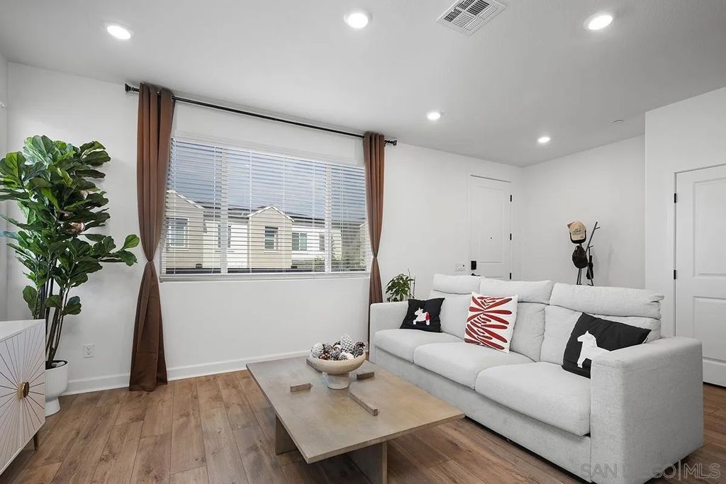 Photo of 763 Makani St #6, Chula Vista, CA 91911 (MLS # 250041543)