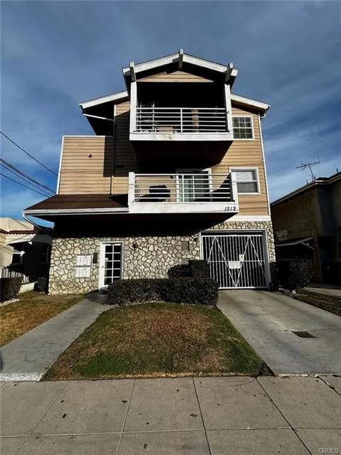 2 beds bed, 2 baths bath property at 1212 Termino Avenue 303, Long Beach, CA 90804