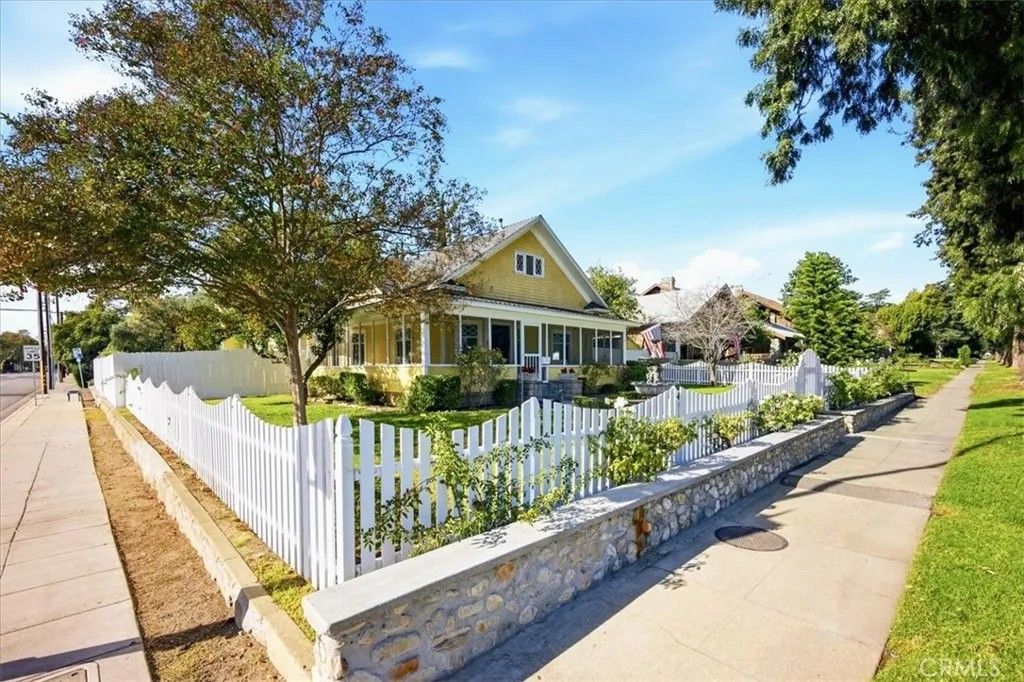 Photo of 509 N Euclid Ave, Upland, CA 91786 (MLS # CV25279185)