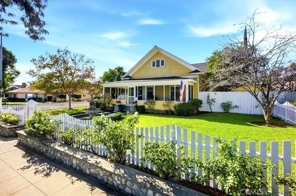 Photo of 509 N Euclid Ave, Upland, CA 91786 (MLS # CV25279185)