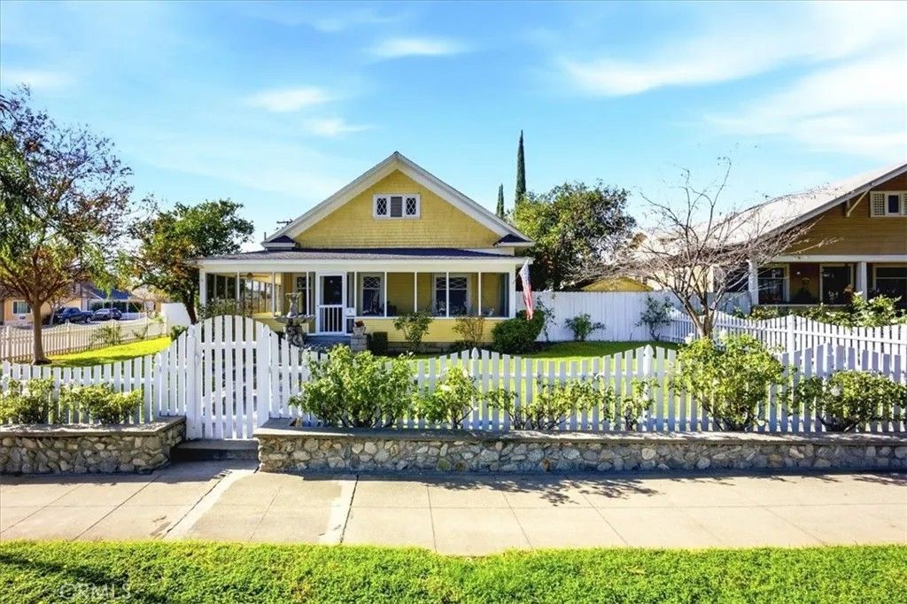 Photo of 509 N Euclid Ave, Upland, CA 91786 (MLS # CV25279185)