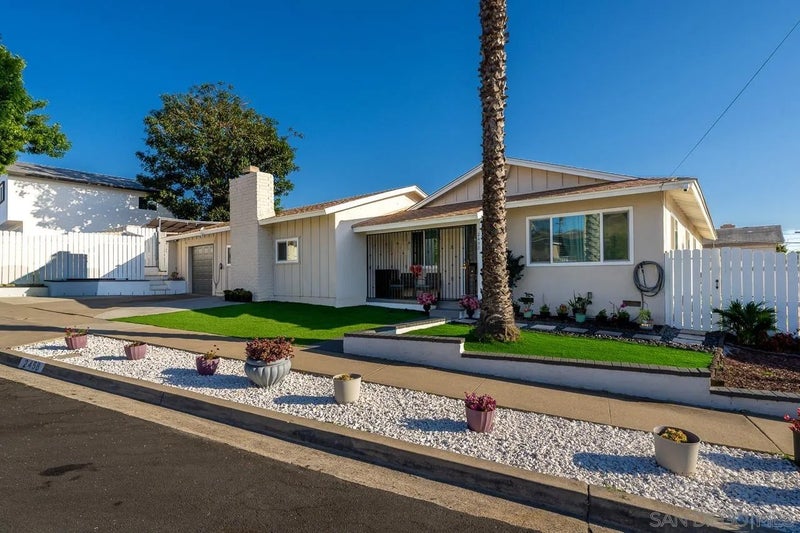 2458 Calle Tortuosa