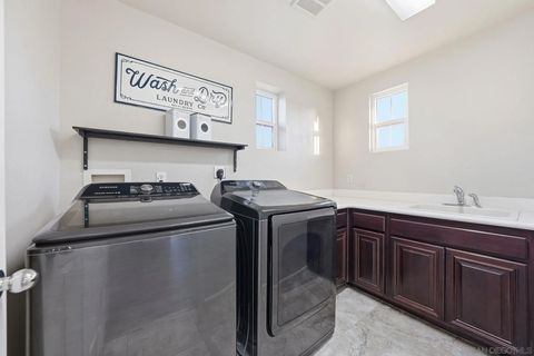 Tiny photo for 2923 Oro Blanco Cir, Escondido, CA 92027 (MLS # 250045563)