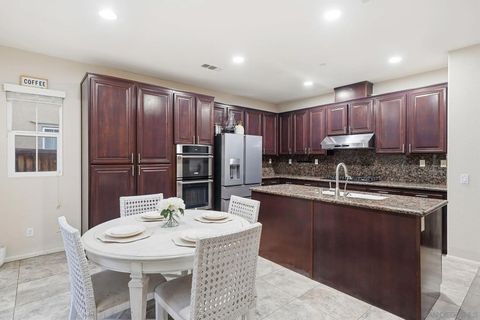 Tiny photo for 2923 Oro Blanco Cir, Escondido, CA 92027 (MLS # 250045563)