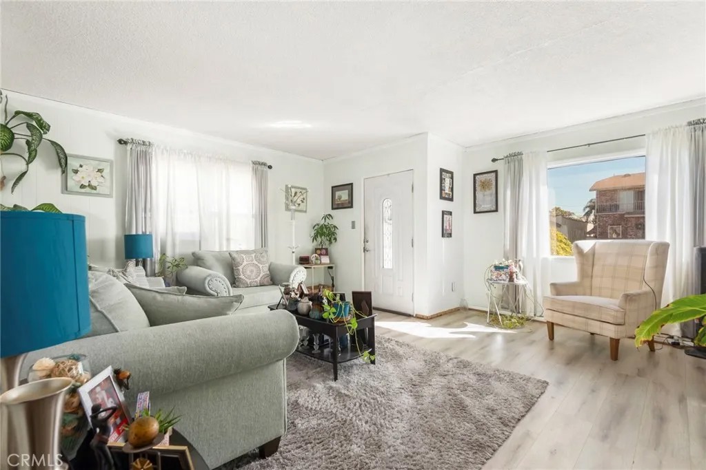 553 W 109th