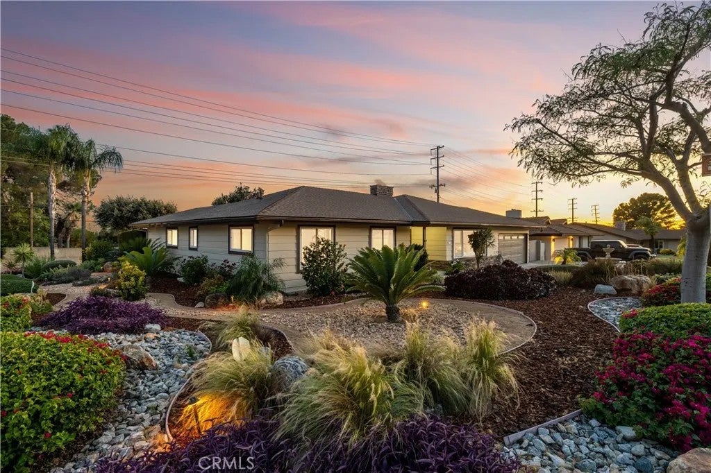 102 W Monterrey Drive