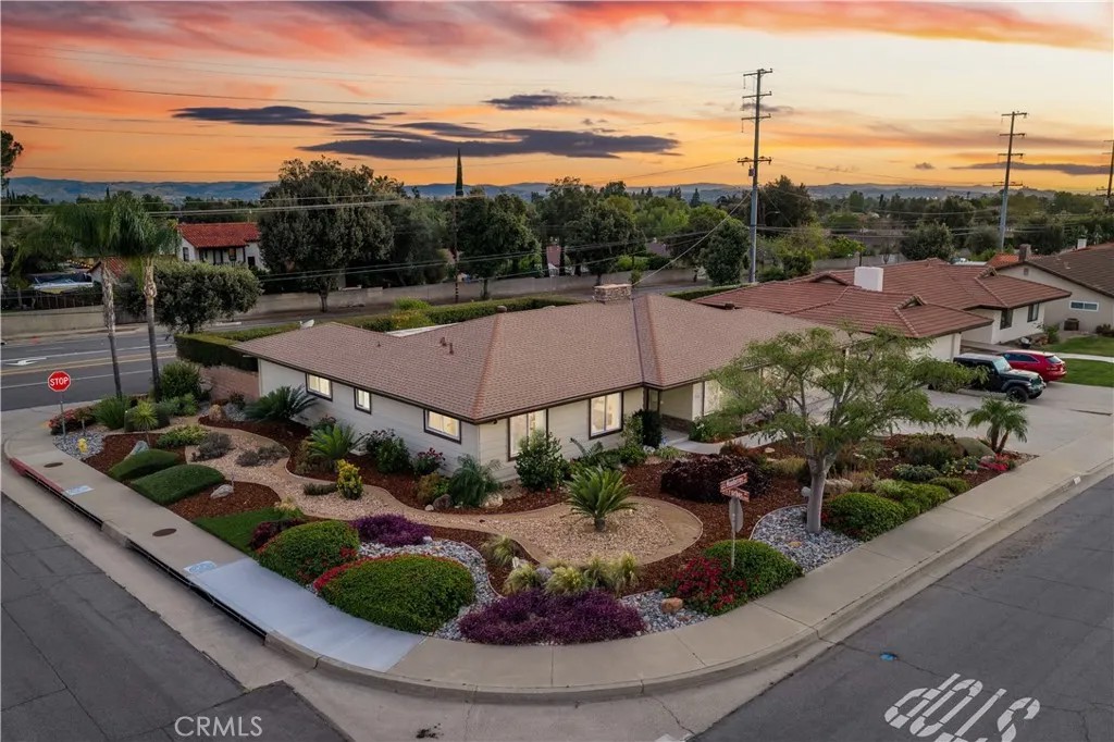 102 W Monterrey Drive