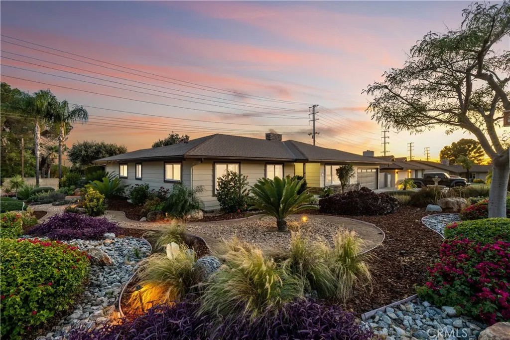 102 W Monterrey Drive