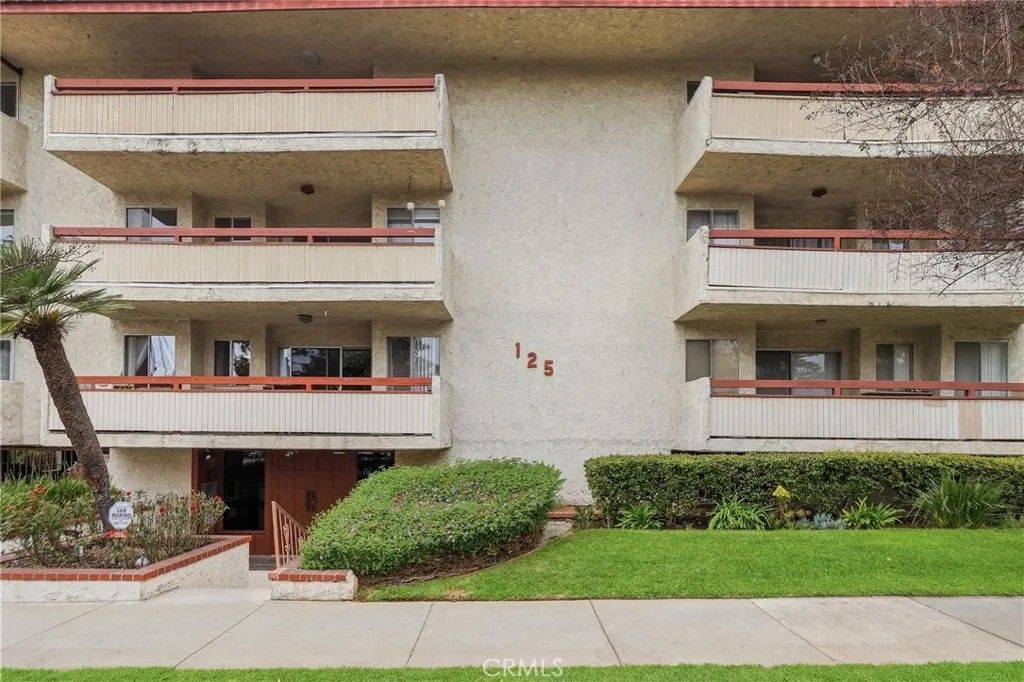 Photo of 125 S Sierra Madre Blvd #104, Pasadena, CA 91107 (MLS # WS26030845)