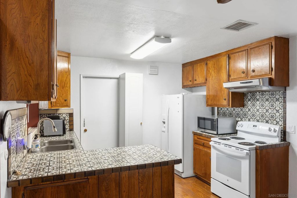 Photo of 538 Paraiso Ave, Spring Valley, CA 91977 (MLS # 260004582)