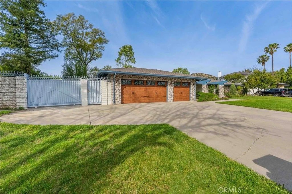 Photo of 10035 Nita Ave, Chatsworth, CA 91311 (MLS # SR26079262)