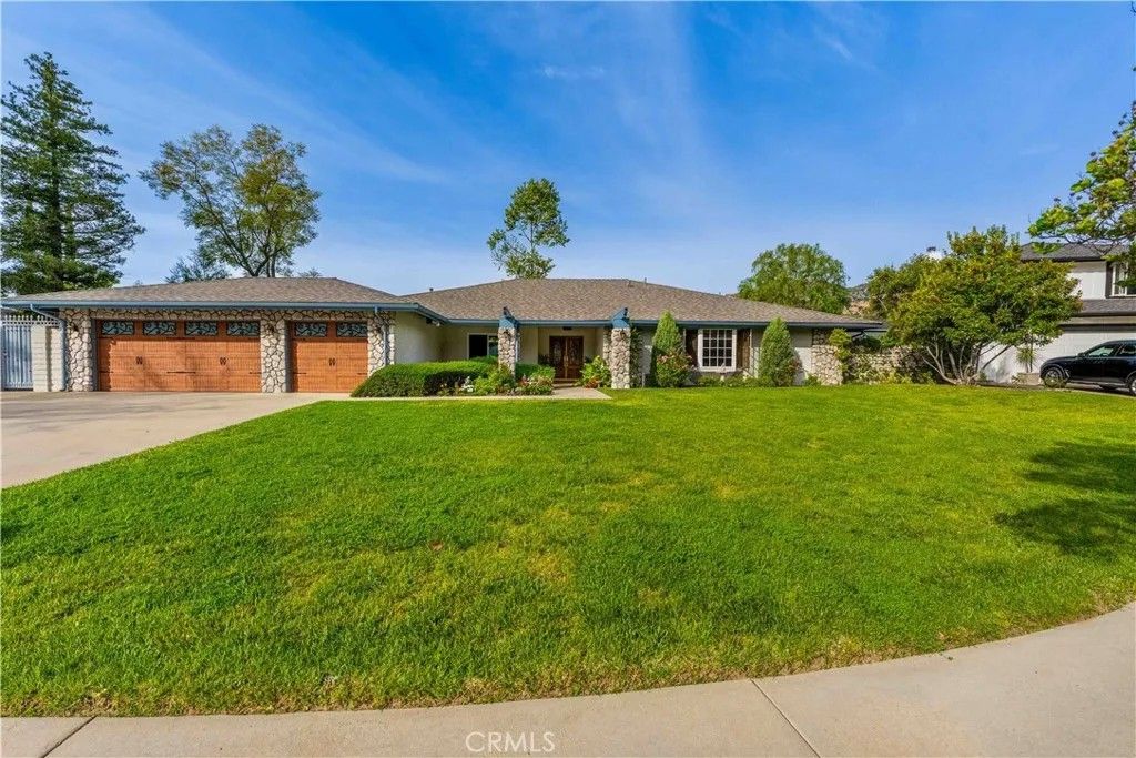 Photo of 10035 Nita Ave, Chatsworth, CA 91311 (MLS # SR26079262)