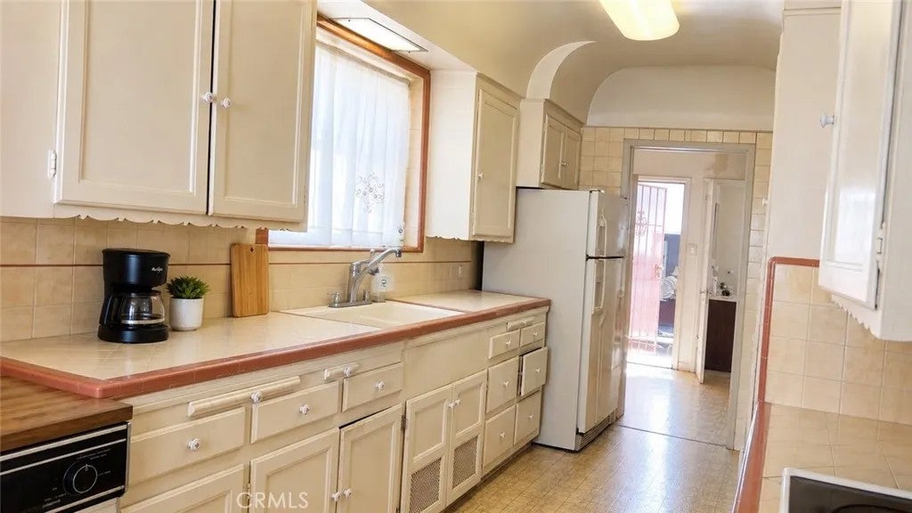 2112 W 77th