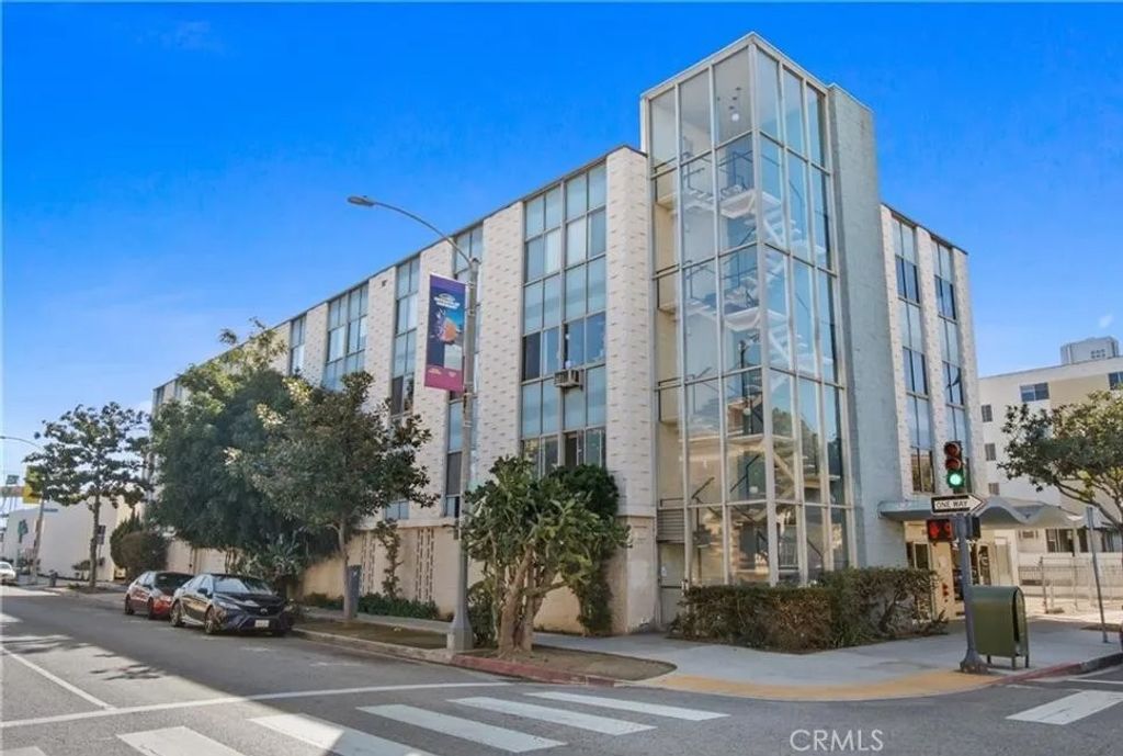 Photo of 250 Linden Avenue #25, Long Beach, CA 90802 (MLS # PW26008599)