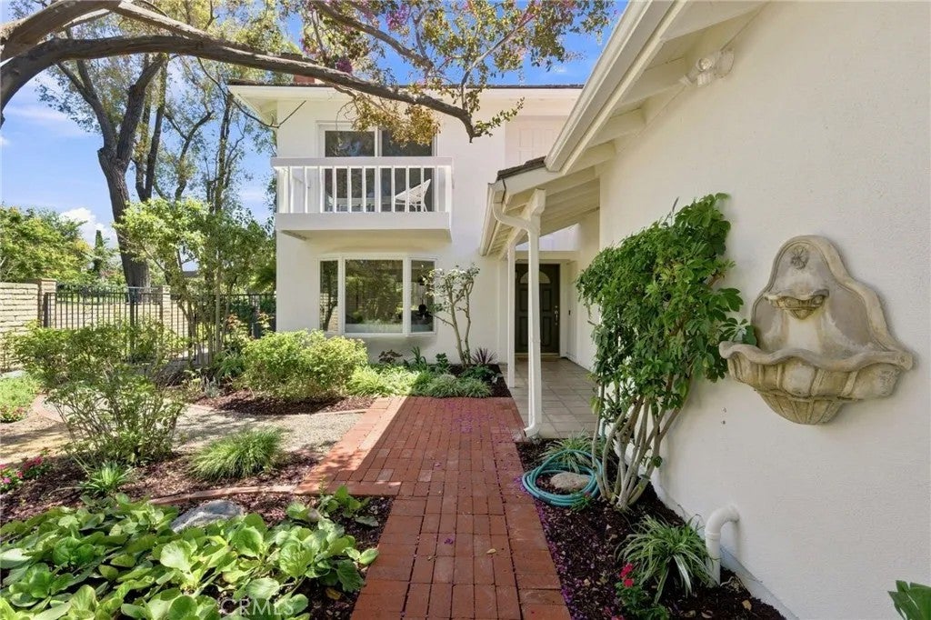 16 Angell Street
