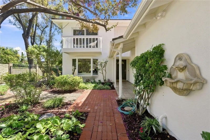 16 Angell Street