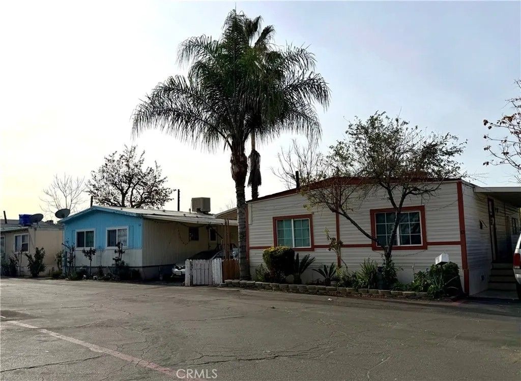 Photo of 24833 Railroad Ave, Newhall, CA 91321 (MLS # CV26037020)