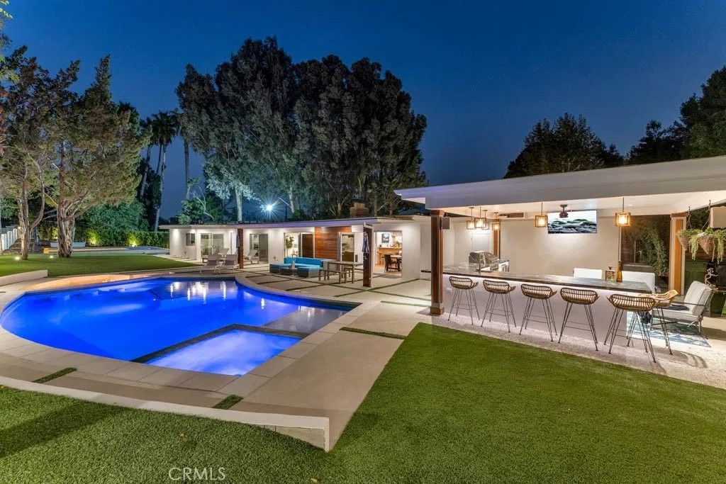 Photo of 4805 Don Juan Pl, Woodland Hills, CA 91364 (MLS # SR26086172)